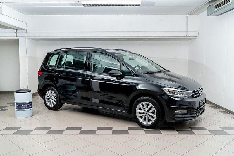Schwarz Gebraucht 2023 VW Touran Comfortline Van / Kleinbus | 29.800 € (Guter Preis) - Bild 1/4