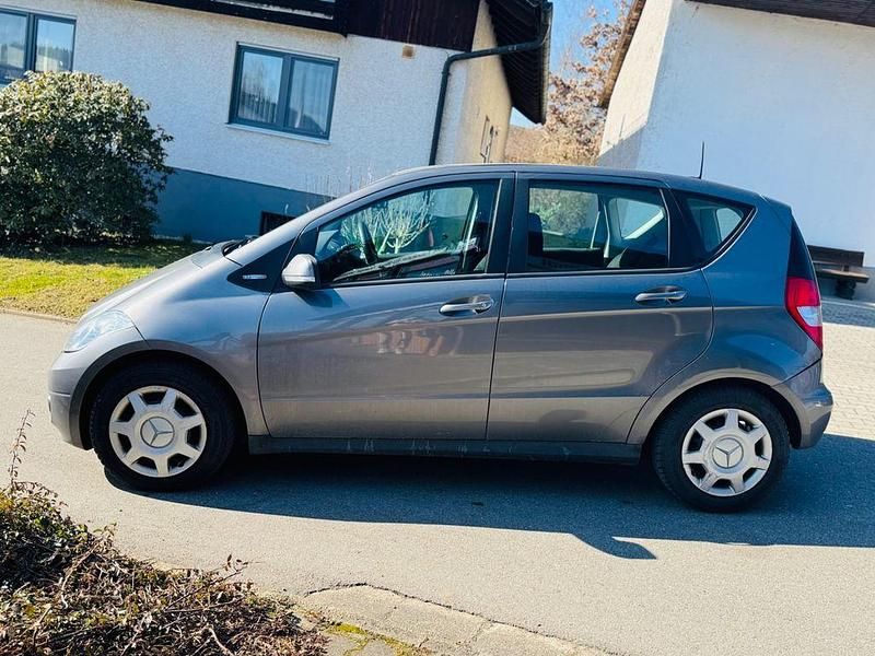 Gebraucht Mercedes A180 116 PS (85 kW) 2011 Grau Limousine