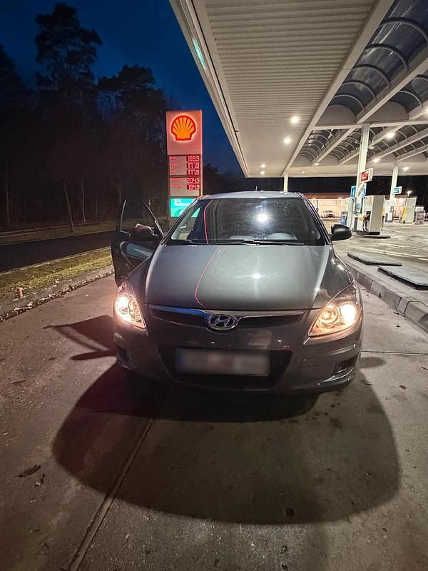 Grau Gebraucht 2009 Hyundai i30 Kleinwagen | 2.800 € (Fairer Preis) - Bild 1/4