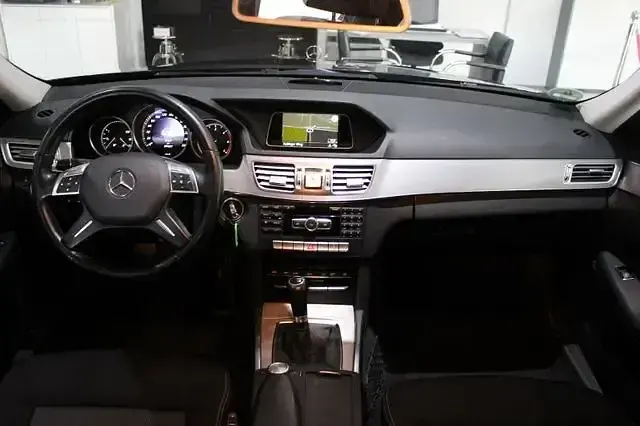 Gebraucht Mercedes E250 204 PS (150 kW) 2013 Blau Limousine