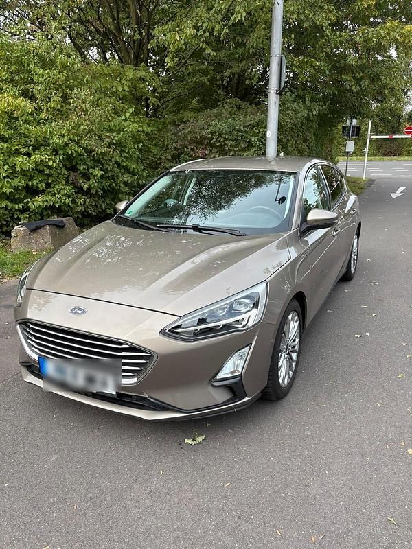 Silber Gebraucht 2019 Ford Focus Limousine | 10.200 € (Superpreis) - Bild 1/4
