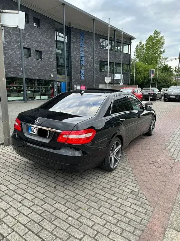 Gebraucht Mercedes E220 170 PS (125 kW) 2011 Schwarz Limousine