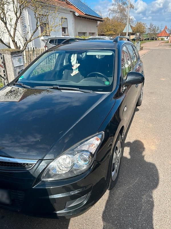 Gebraucht Hyundai i30 90 PS (66 kW) 2010 Schwarz Kombi