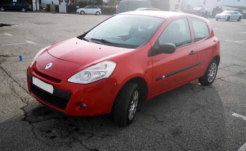 Rot Gebraucht 2009 Renault Clio II Dynamique Limousine | 2.850 € - Bild 1/4