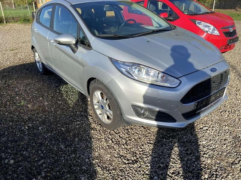 Gebraucht Ford Fiesta Celebration 80 PS (58 kW) 2016 Polar silber met. Kleinwagen