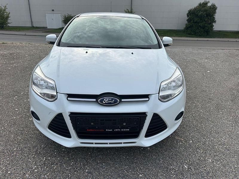 Weiß Gebraucht 2014 Ford Focus Ambiente Kombi | 4.450 € (Fairer Preis) - Bild 1/4