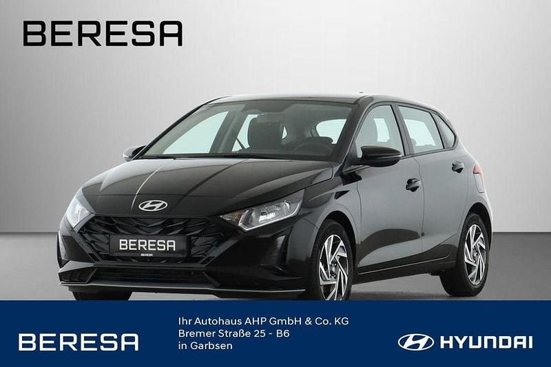 Phantom black / met Neu 2025 Hyundai i20 Trend Limousine | 18.580 € (Superpreis) - Bild 1/4