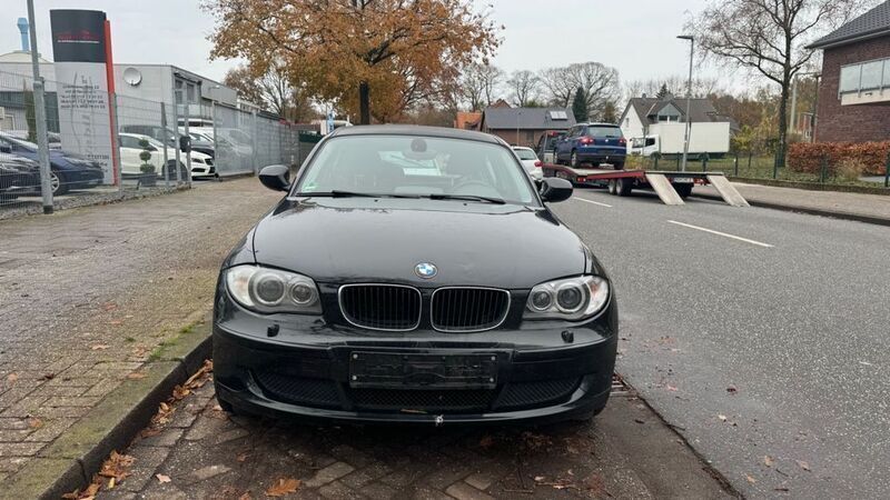 Schwarz Gebraucht 2011 BMW 118 Efficient Dynamics Kleinwagen | 3.950 € (Fairer Preis) - Bild 1/4
