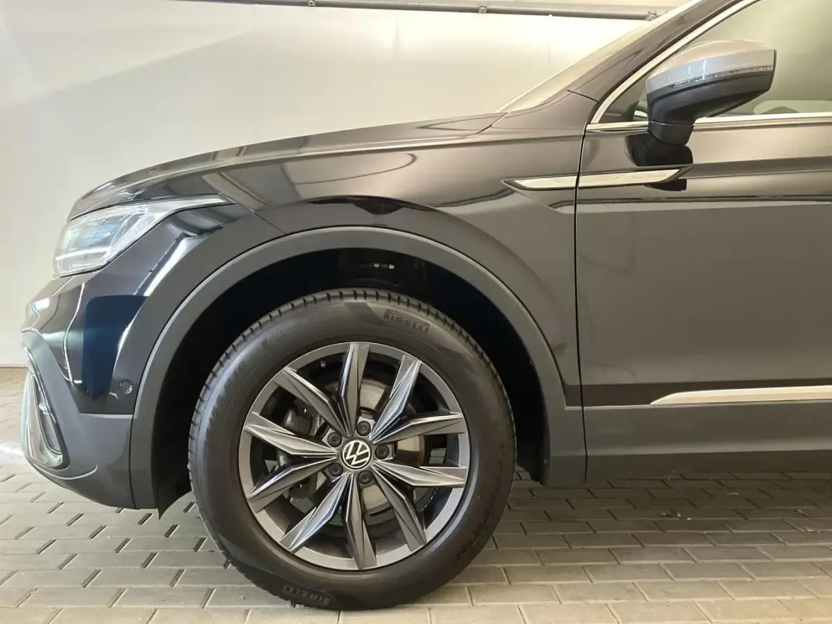 Gebraucht VW Tiguan Allspace Life 150 PS (110 kW) 2023 Schwarz SUV