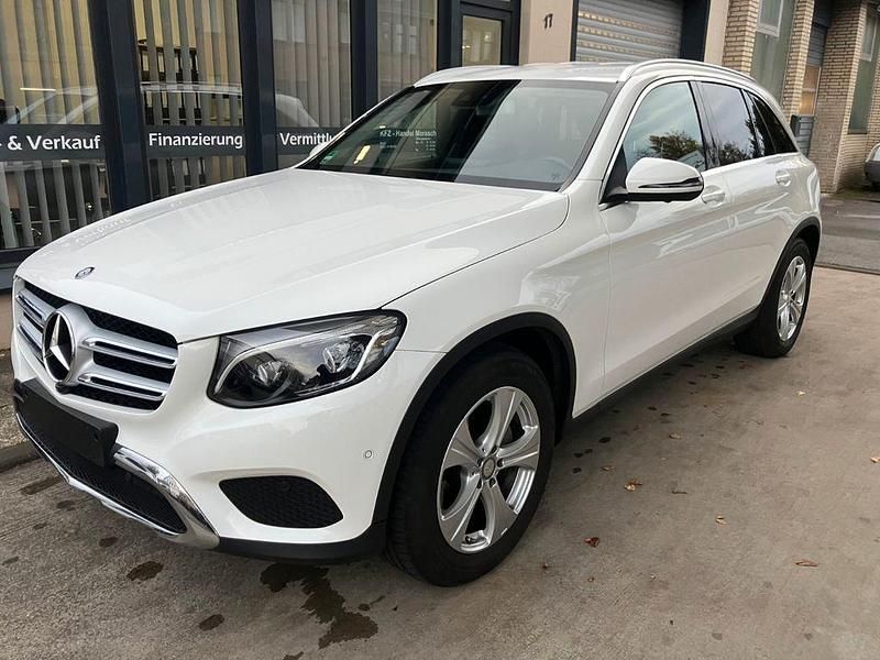 Polarweiss Gebraucht 2016 Mercedes GLC250 AMG line SUV | 19.998 € (Guter Preis) - Bild 1/4