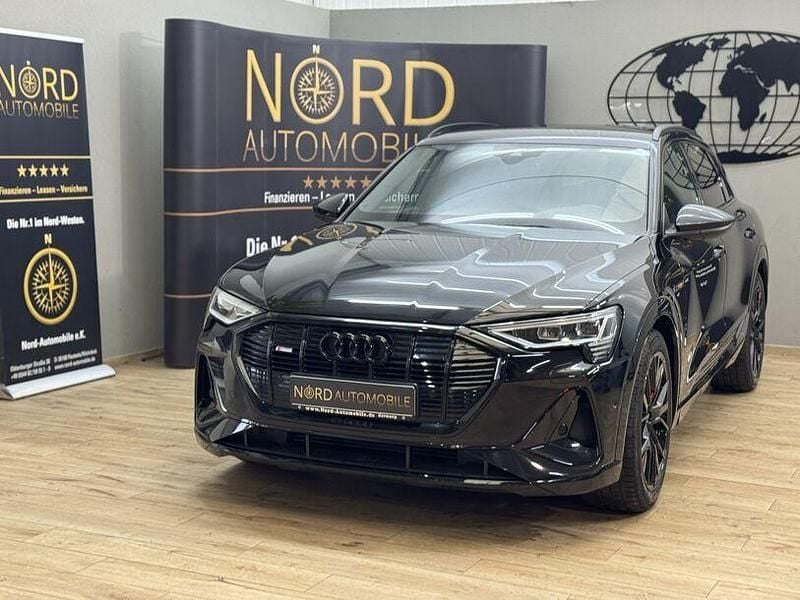 Mythosschwarz metall (metallic) Gebraucht 2022 Audi e-tron Black Edition SUV | 30.799 € (Fairer Preis) - Bild 1/3