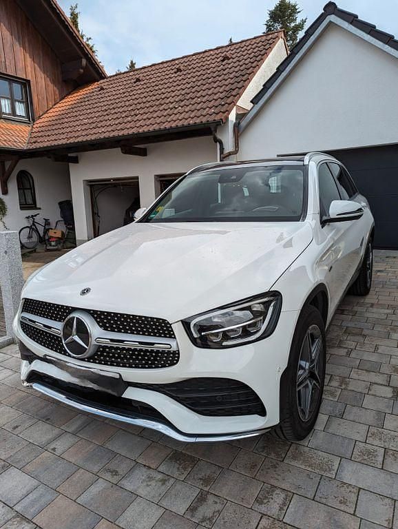 Weiß Gebraucht 2021 Mercedes GLC300 SUV | 34.900 € (Fairer Preis) - Bild 1/4