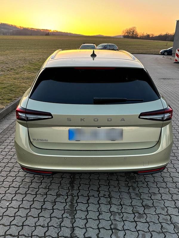 Usado Skoda Superb Selection 150 HP (110 kW) 2024 Bege Carrinha