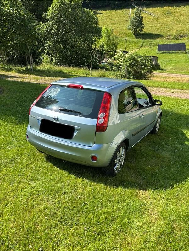 Gebraucht Ford Fiesta Ghia 101 PS (74 kW) 2007 Blau Kleinwagen
