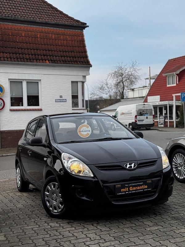 Schwarz Gebraucht 2011 Hyundai i20 Classic Limousine | 3.790 € (Etwas zu teuer) - Bild 1/4