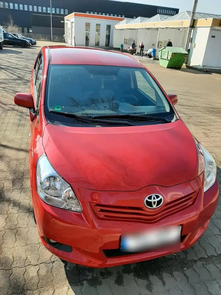 Gebraucht Toyota Verso 126 PS (92 kW) 2009 Rot Van / Kleinbus