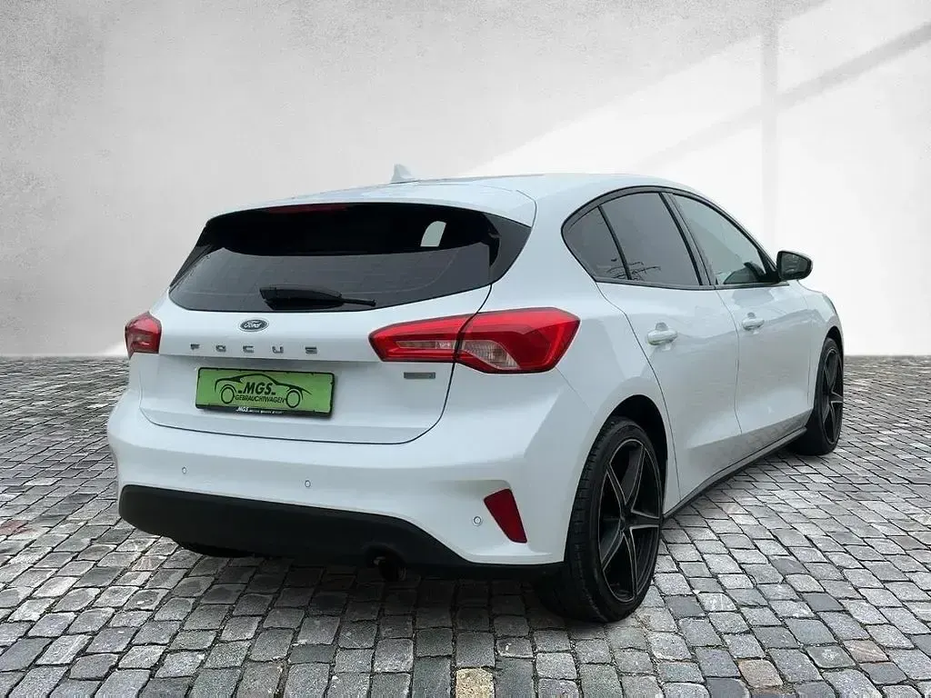 Używany Ford Focus Trend 101 KM (74 kW) 2018 Biały Sedan/Limuzyna