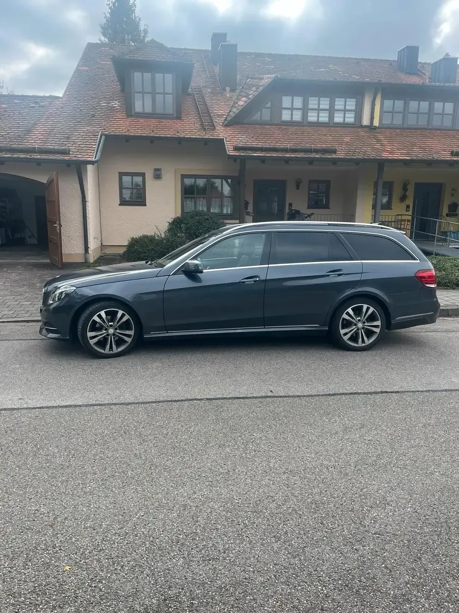 Gebraucht Mercedes E220 170 PS (125 kW) 2017 Grau Kombi