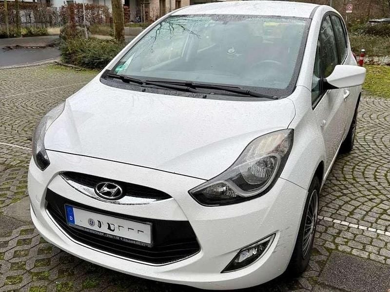 Weiß Gebraucht 2013 Hyundai ix20 Classic Kleinwagen | 4.980 € (Fairer Preis) - Bild 1/4
