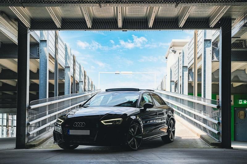 Schwarz Gebraucht 2018 Audi RS3 Premium Kleinwagen | 49.000 € (Teuer) - Bild 1/4