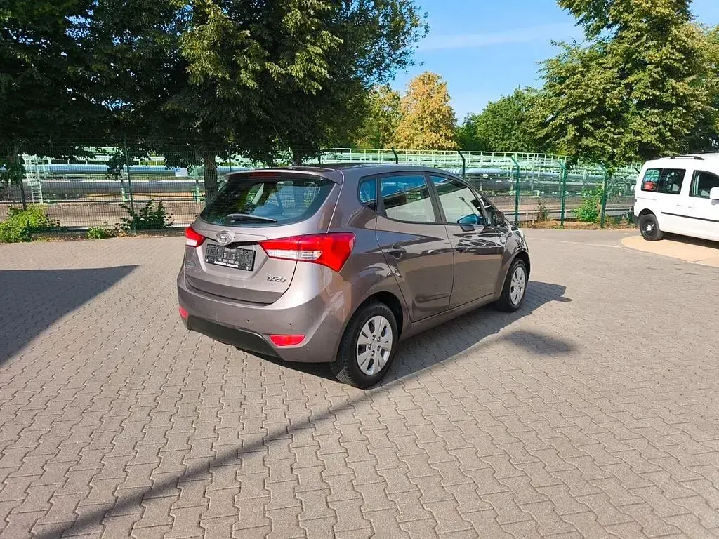 Gebraucht Hyundai ix20 Classic 90 PS (66 kW) 2012 Braun Kleinwagen