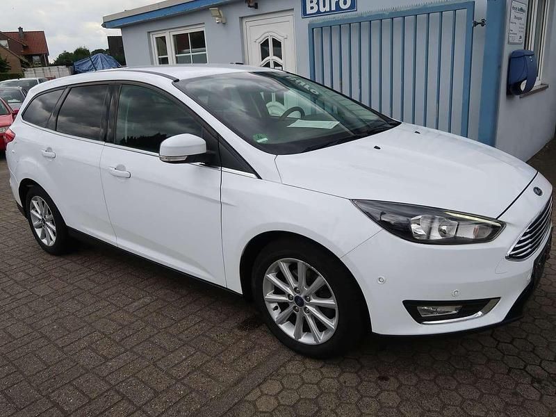 Frostweiß Gebraucht 2017 Ford Focus Titanium Kombi | 9.990 € (Fairer Preis) - Bild 1/4