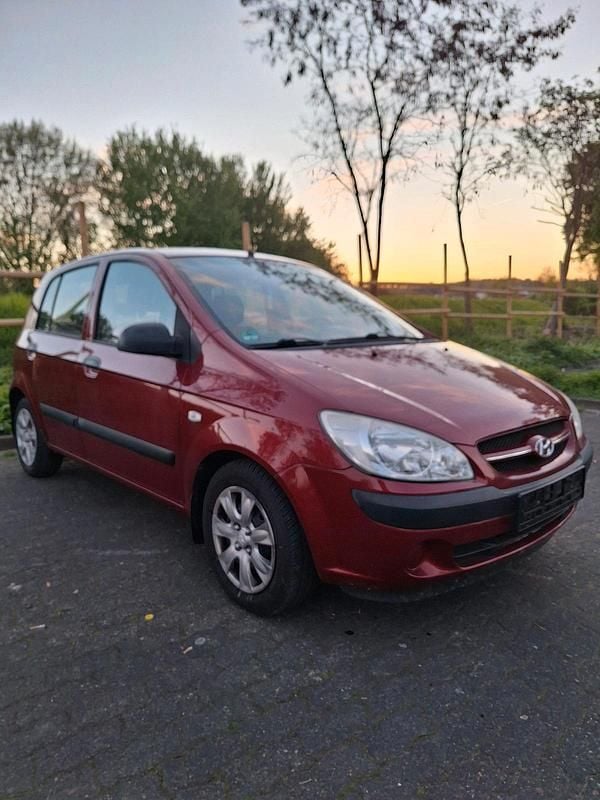Second-hand Hyundai Getz 97 CP (71 kW) 2009 Roșu Hatchback