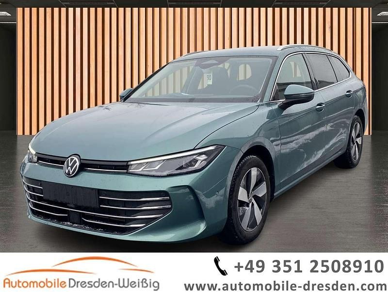 Grün Gebraucht 2025 VW Passat Business Kombi | 31.980 € (Superpreis) - Bild 1/3