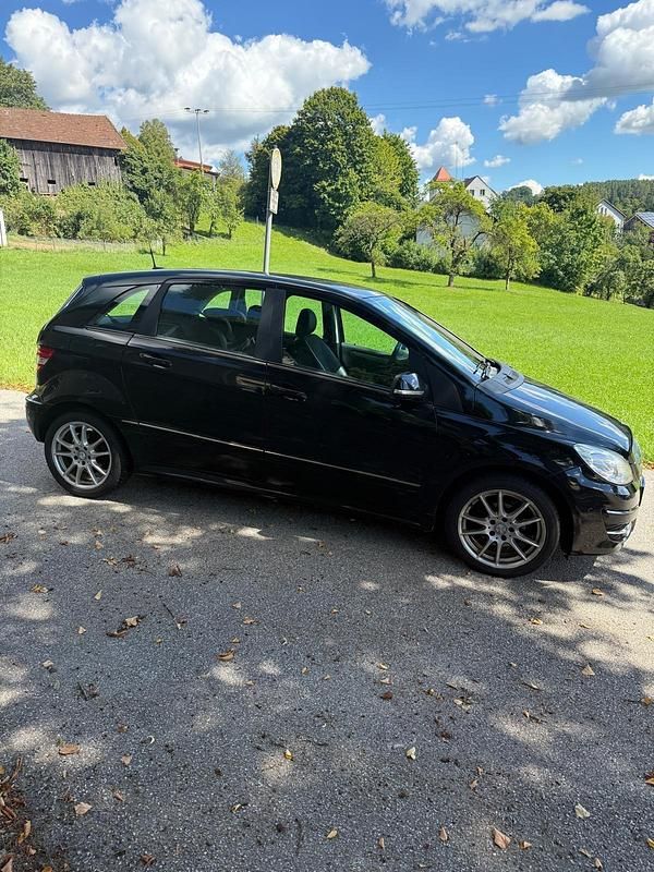 Schwarz Gebraucht 2011 Mercedes B180 Van / Kleinbus | 5.499 € (Guter Preis) - Bild 1/4