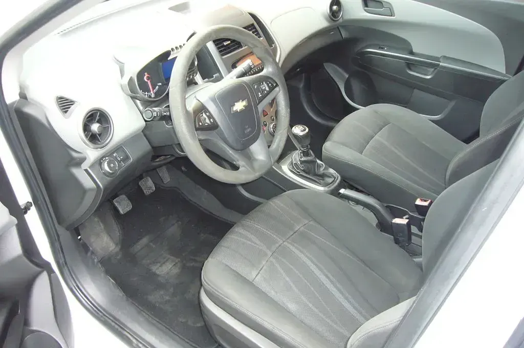 Używany Chevrolet Aveo 86 KM (63 kW) 2013 Biały Sedan/Limuzyna