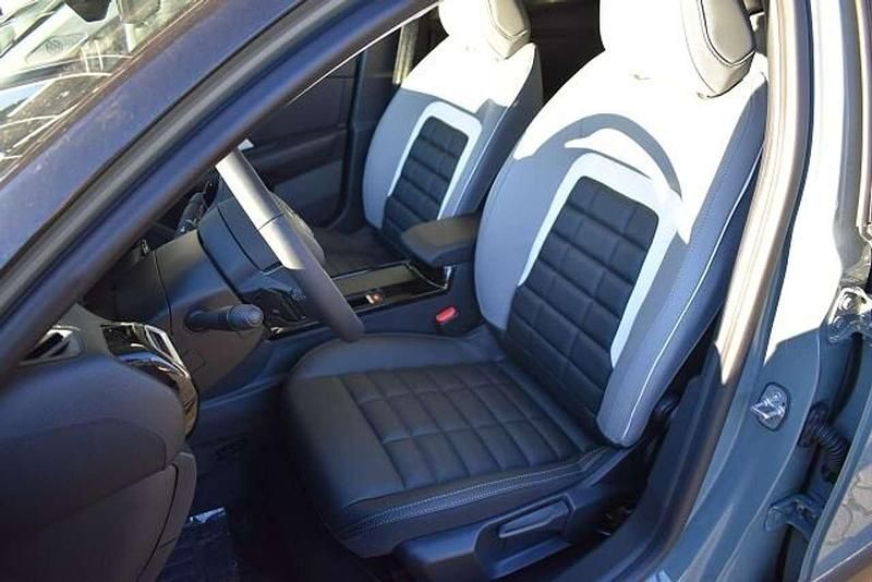 Neu Citroën C4 145 PS (106 kW) 2025 Manhattan grün Limousine