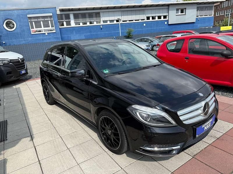 Nachtschwarz Gebraucht 2013 Mercedes B200 Van / Kleinbus | 7.390 € (Fairer Preis) - Bild 1/4