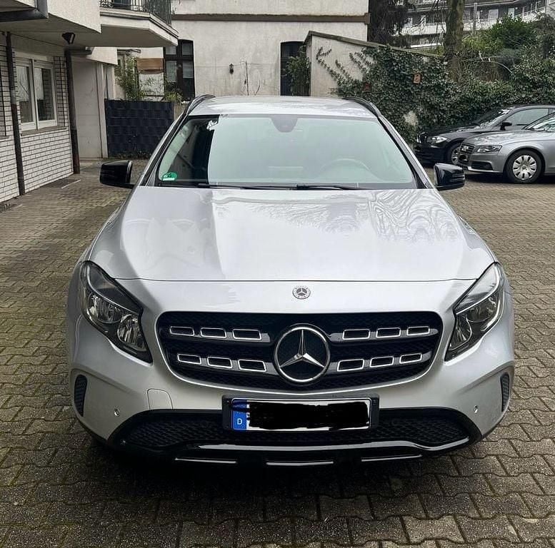 Gebraucht Mercedes GLA180 122 PS (89 kW) 2020 Silber SUV