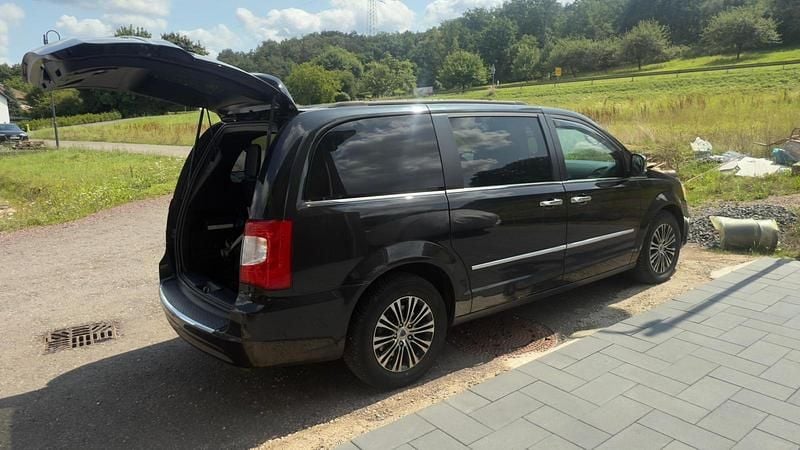 Schwarz Gebraucht 2015 Lancia Voyager S Van / Kleinbus | 11.990 € (Fairer Preis) - Bild 1/4