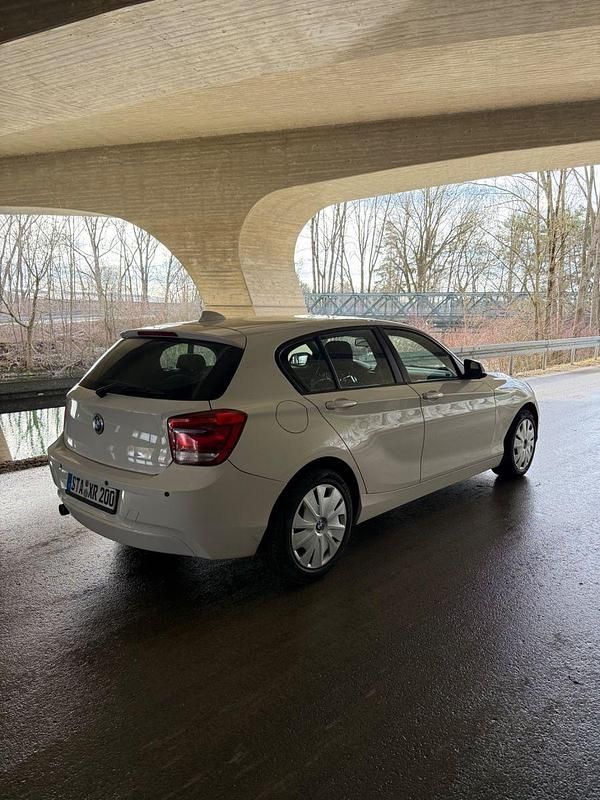 Gebraucht BMW 120 220 PS (161 kW) 2011 Weiß Kleinwagen