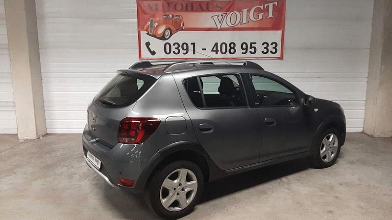 Gebraucht Dacia Sandero Celebration 90 PS (66 kW) 2018 Grau SUV