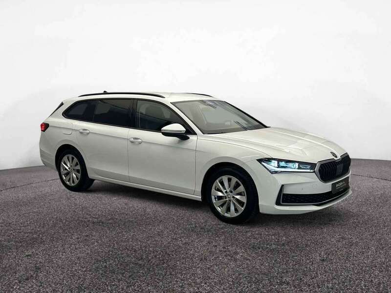 Gebraucht Skoda Superb Selection 150 PS (110 kW) 2024 Purity weiss Kombi