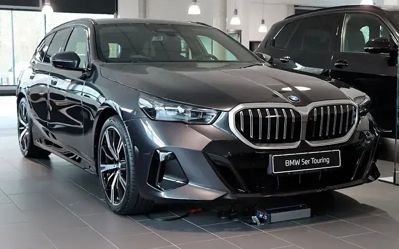 Neu BMW 520 Performance 197 PS (144 kW) 2026 Grau Kombi