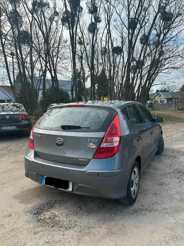 Gebraucht Hyundai i30 90 PS (66 kW) 2011 Grau Kombi