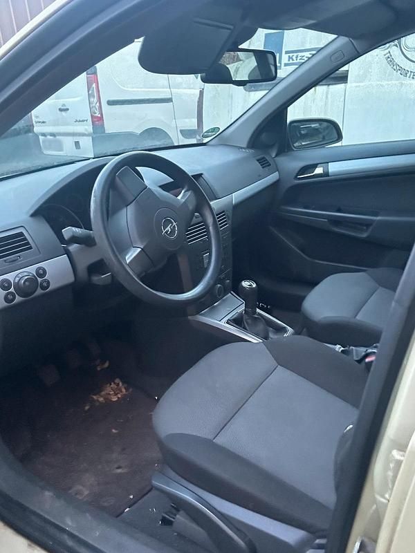 Usata Opel Astra 105 CV (77 kW) 2005 Utilitaria