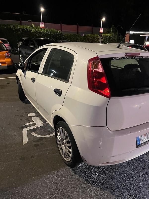 Weiß Gebraucht 2009 Fiat Grande Punto Kleinwagen | 490 € (Superpreis) - Bild 1/4