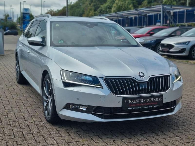 Silber Gebraucht 2018 Skoda Superb LAURIN & KLEMENT Kombi | 23.990 € (Fairer Preis) - Bild 1/4