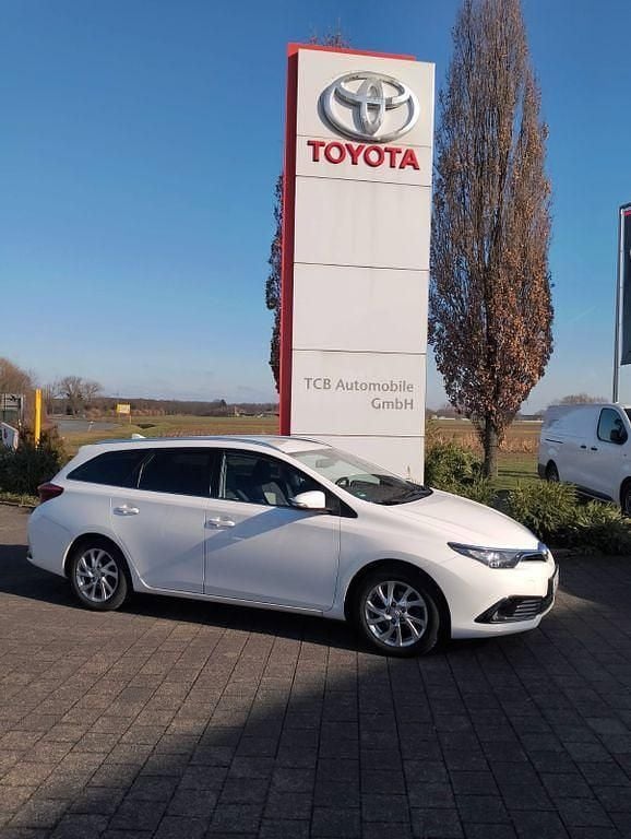 Weiß Gebraucht 2015 Toyota Auris Touring Sports Kombi | 7.400 € (Fairer Preis) - Bild 1/4