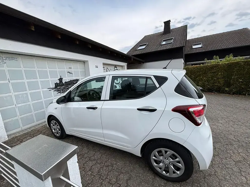 Gebraucht Hyundai i10 Classic 67 PS (49 kW) 2019 Weiß Kleinwagen