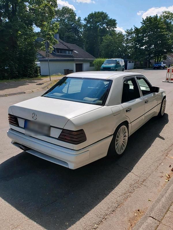 Gebraucht Mercedes 300 113 PS (83 kW) 1991 Weiß Limousine