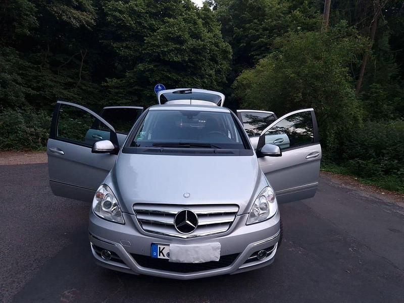 Grau Gebraucht 2010 Mercedes B180 Van / Kleinbus | 5.250 € (Fairer Preis) - Bild 1/4