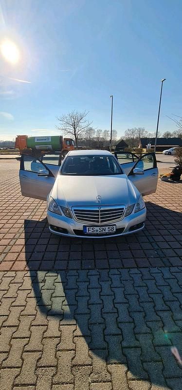 Grau Gebraucht 2009 Mercedes E220 Limousine | 8.000 € (Fairer Preis) - Bild 1/4