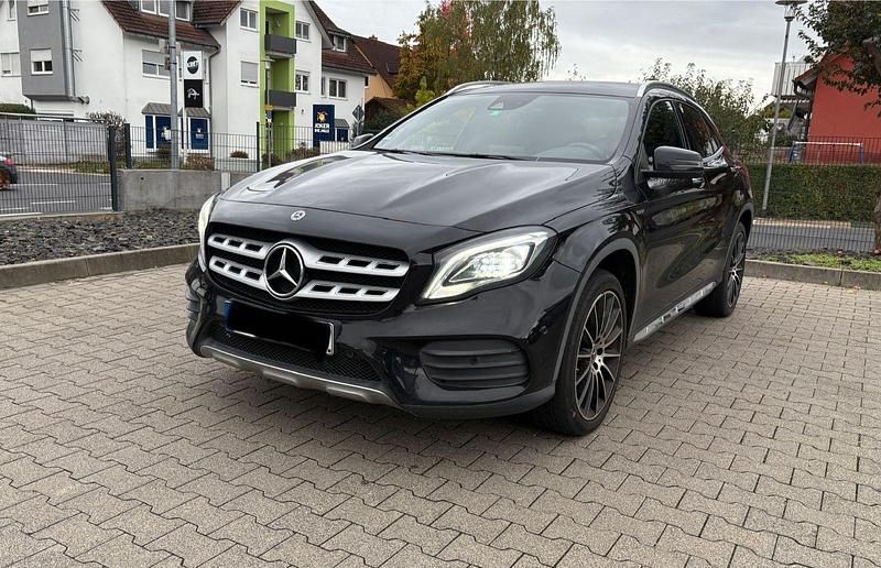 Schwarz Gebraucht 2017 Mercedes GLA200 Edition SUV | 16.400 € (Guter Preis) - Bild 1/4
