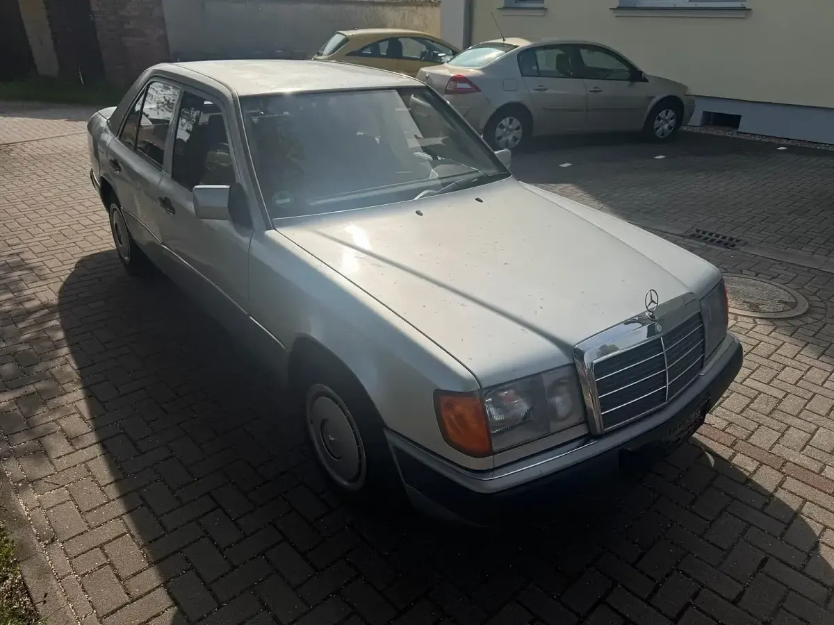 Second-hand Mercedes E220 150 CP (110 kW) 1992 Argintiu Berlinǎ
