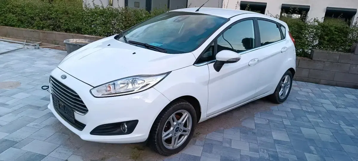 Gebraucht Ford Fiesta 95 PS (69 kW) 2014 Weiß Kleinwagen